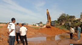 Alat berat PU diturunkan dalam perbaiki jalan rusak depan Bida Asri. Foto:Dok/PU Batam