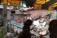 Warga saat melihat puing-puing bekas rumah yang ludes dilalap si jago merah di Kavling Kamboja Sagulung, Jumat (9/2/2024). Matapedia6.com/ Ramadan.