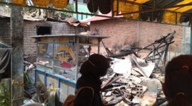 Warga saat melihat puing-puing bekas rumah yang ludes dilalap si jago merah di Kavling Kamboja Sagulung, Jumat (9/2/2024). Matapedia6.com/ Ramadan.