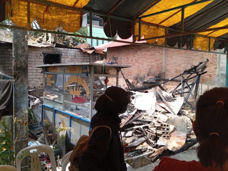 Warga saat melihat puing-puing bekas rumah yang ludes dilalap si jago merah di Kavling Kamboja Sagulung, Jumat (9/2/2024). Matapedia6.com/ Ramadan.