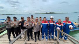 Dirpamobvit Polda Kepri Kombes Pol Rudy Cahya Kurniawan didampingi AKBP Syarifudin Dalimunte, AKP Armed Sumedi, IPTU Djawane, AIPDA Gunawan melaksanakan Commander Wish Kapolda Kepri Irjen Pol  Yan Fitri Halimansyah di Pulau Pemping Batam, Jumat (9/2/2024).Matapedia6.com/Dok Humas Polda