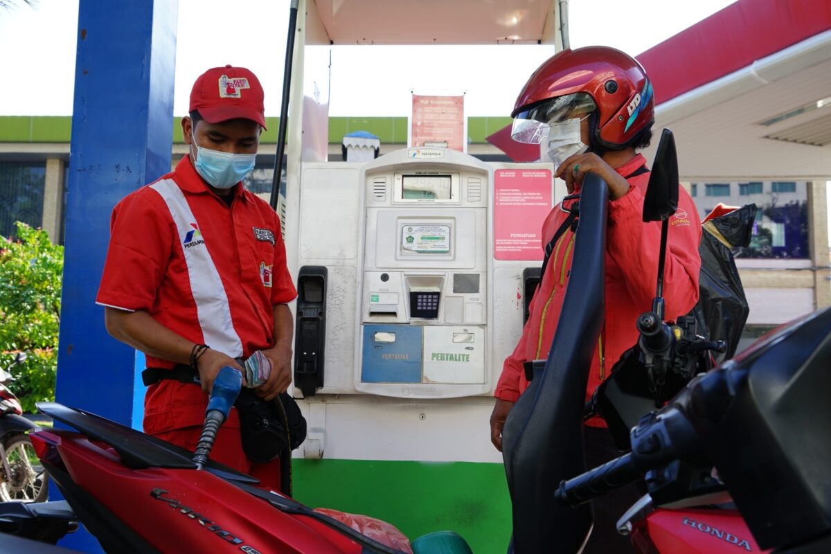 Petugas SPBU melayani pembelian BBM. Foto: Dok/Sumbagut-matapedia6