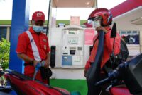 Petugas SPBU melayani pembelian BBM. Foto: Dok/Sumbagut-matapedia6