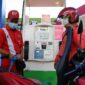 Petugas SPBU melayani pembelian BBM. Foto: Dok/Sumbagut-matapedia6
