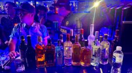 Direktorat Reserse Narkotika (Ditresnarkoba) Polda Kepri bersama lintas instansi di Batam gelar Razia Tempat Hiburan Malam dan berhasil mengamankan belasan botol miras dan temukan pengunjung positif konsumsi Narkotika, Jumat (9/2/2024). Matapedia6.com/ Dok Humas Polda