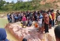 Penemuan mayat pria di Kavling Melati Dapur 12 Sagulung menjadi tontonan warga, Minggu (11/2/2024). Foto:Lucia/matapedia6