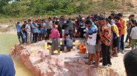 Penemuan mayat pria di Kavling Melati Dapur 12 Sagulung menjadi tontonan warga, Minggu (11/2/2024). Foto:Lucia/matapedia6