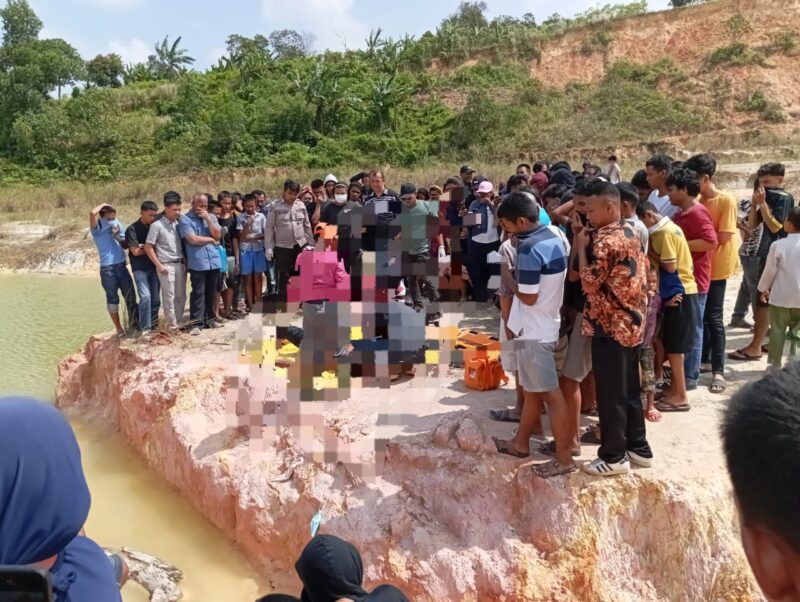 Penemuan mayat pria di Kavling Melati Dapur 12 Sagulung menjadi tontonan warga, Minggu (11/2/2024). Foto:Lucia/matapedia6