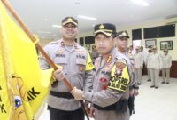 Kapolsek Batuampar Kompol Dwihatmoko Wiroseno, terima bendera kuning dari Kapolresta Barelang Kombes Pol Nugroho Tri N sebagai polsek terbaik untuk periode Januari 2024. Penghargaan diberikan di Aula Anindhita Mapolresta Barelang. Senin (12/2/2024). Matapedia6.com/ Dok Humas Polresta