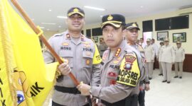 Kapolsek Batuampar Kompol Dwihatmoko Wiroseno, terima bendera kuning dari Kapolresta Barelang Kombes Pol Nugroho Tri N sebagai polsek terbaik untuk periode Januari 2024. Penghargaan diberikan di Aula Anindhita Mapolresta Barelang. Senin (12/2/2024). Matapedia6.com/ Dok Humas Polresta