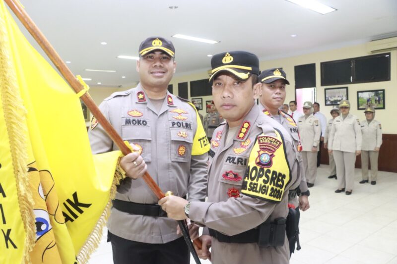 Kapolsek Batuampar Kompol Dwihatmoko Wiroseno, terima bendera kuning dari Kapolresta Barelang Kombes Pol Nugroho Tri N sebagai polsek terbaik untuk periode Januari 2024. Penghargaan diberikan di Aula Anindhita Mapolresta Barelang. Senin (12/2/2024). Matapedia6.com/ Dok Humas Polresta