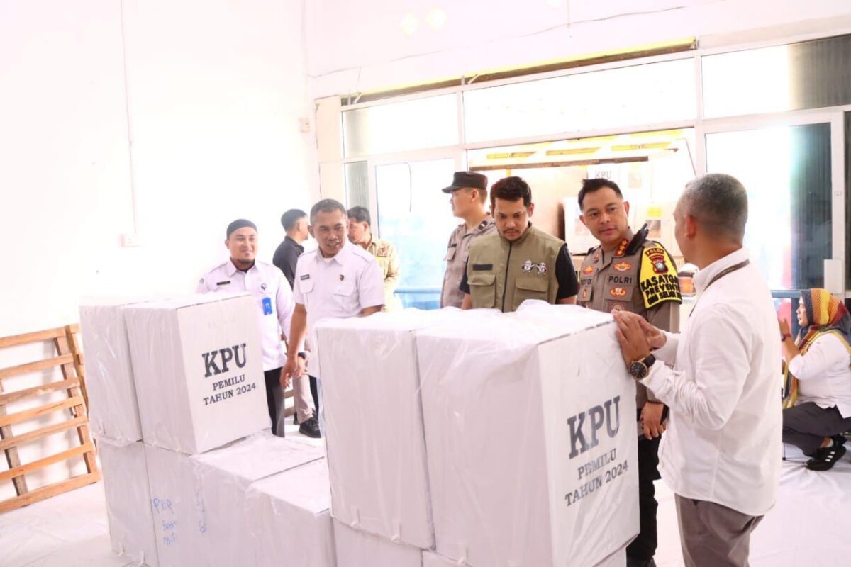 Dirpamobvit Polda Kepri Kombes Pol Rudy Cahya Kurniawan, cek kesiapan pendistribusian logistik pemilu di Kabupaten Natuna, Senin (12/2/2024). Matapedia6.com/ Dok Humas Polda