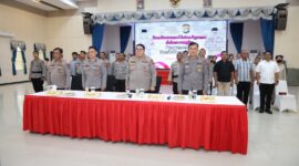 Pejabat Utama Polda Kepri bersama pemuka lintas agama ikuti doa bersama yang digelar serentak seluruh Indonesia. Kegiatan di Polda Kepri dilaksanakan di gedung graha Lancang Kuning Polda Kepri, Selasa (13/2/2024). Matapedia6.com/ Dok Humas Polda
