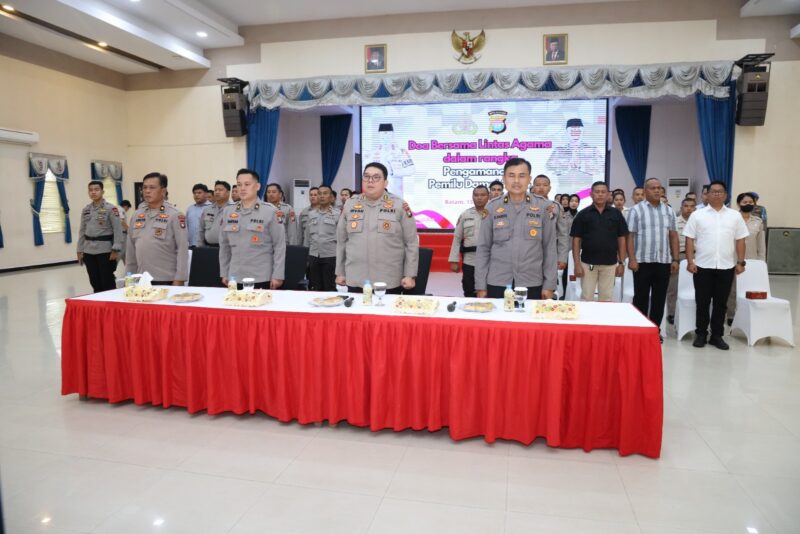 Pejabat Utama Polda Kepri bersama pemuka lintas agama ikuti doa bersama yang digelar serentak seluruh Indonesia. Kegiatan di Polda Kepri dilaksanakan di gedung graha Lancang Kuning Polda Kepri, Selasa (13/2/2024). Matapedia6.com/ Dok Humas Polda