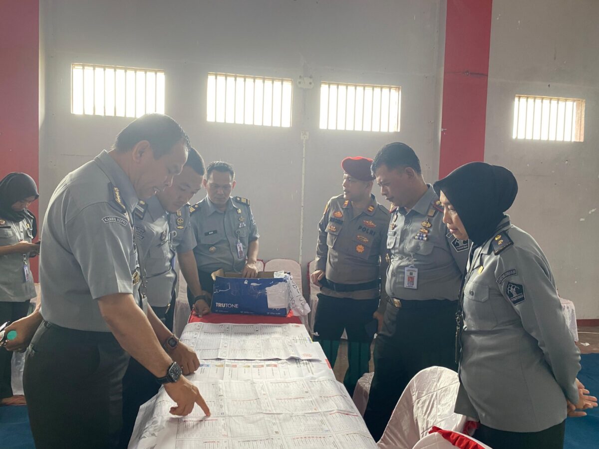 Kepala Divisi Pemasyarakatan Kumham Kepri Dwi Nastiti pantau persiapan Pemilu di Lapas Batam. Foto:Dok/Lapas Batam