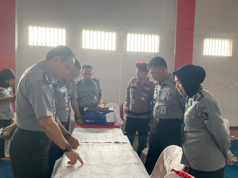 Kepala Divisi Pemasyarakatan Kumham Kepri Dwi Nastiti pantau persiapan Pemilu di Lapas Batam. Foto:Dok/Lapas Batam