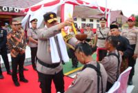 Wakapolda Kepri Brigjen Pol Asep Safrudin  siram air kembang kepada dua perwakilan anak didik Bintara Baru di SPN Polda Kepri di Tanjung Batu, Selasa (13/2/2024). Matapedia6.com/ Dok Humas Polda