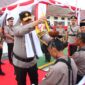 Wakapolda Kepri Brigjen Pol Asep Safrudin  siram air kembang kepada dua perwakilan anak didik Bintara Baru di SPN Polda Kepri di Tanjung Batu, Selasa (13/2/2024). Matapedia6.com/ Dok Humas Polda