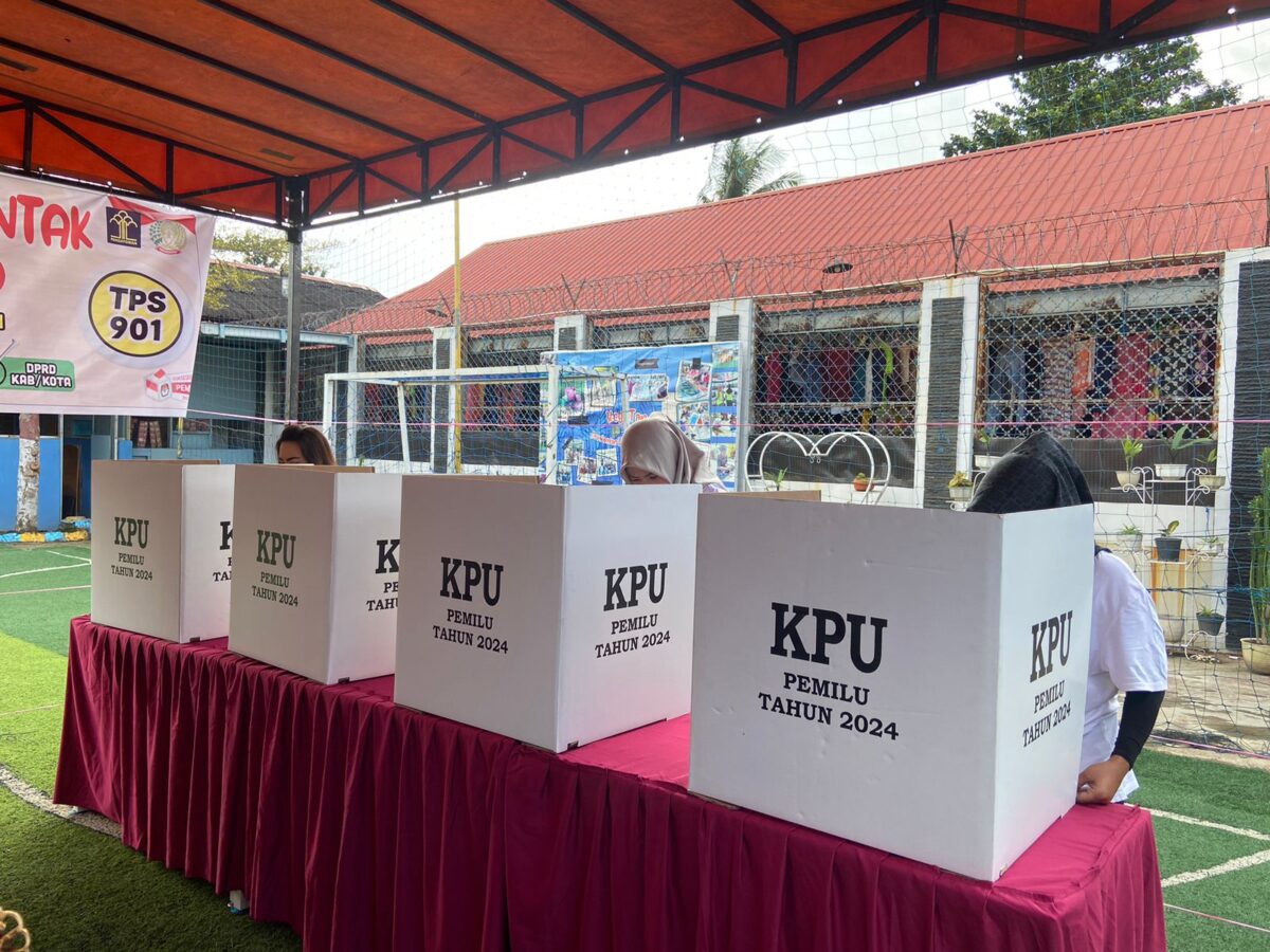 Warga binaan Lapas Perempuan menyalurkan hak suara, Rabu (14/2/2024). Foto:Dok/Lapas