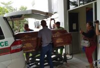 Peti jenazah korban saat hendak dimasukkan ke dalam mobil ambulan dan selanjutnya dibawa ke Bandara untuk diterbangkan ke kampung halamannya di Sumatera Utara, Kamis (15/2/2024). Matapedia6.com/ luci