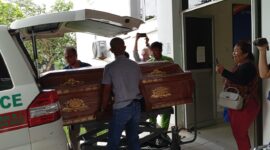 Peti jenazah korban saat hendak dimasukkan ke dalam mobil ambulan dan selanjutnya dibawa ke Bandara untuk diterbangkan ke kampung halamannya di Sumatera Utara, Kamis (15/2/2024). Matapedia6.com/ luci