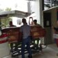 Peti jenazah korban saat hendak dimasukkan ke dalam mobil ambulan dan selanjutnya dibawa ke Bandara untuk diterbangkan ke kampung halamannya di Sumatera Utara, Kamis (15/2/2024). Matapedia6.com/ luci