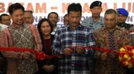 Kepala BP Batam Muhammad Rudi bersama ketua DPRD Batam Nuryanto dan juga pejabat Batik air serta pejabat PT Bandara Internasional Batam gunting pita pembukaan rute penerbangan baru Hang Nadim - Kuala Lumpur Malaysia, Sabtu (17/2/2024). Matapedia6.com/ Dok Humas BP Batam