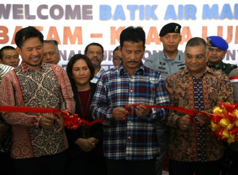 Kepala BP Batam Muhammad Rudi bersama ketua DPRD Batam Nuryanto dan juga pejabat Batik air serta pejabat PT Bandara Internasional Batam gunting pita pembukaan rute penerbangan baru Hang Nadim - Kuala Lumpur Malaysia, Sabtu (17/2/2024). Matapedia6.com/ Dok Humas BP Batam