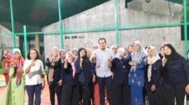 Anggota DPRD Kota Batam Arlon Veristo bersama warga beberapa waktu lalu. Foto:Dok/Matapedia6.