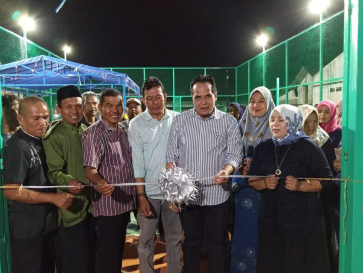 Anggota DPRD Kota Batam Arlon Veristo potong pita saat peresmian fasilitas umum beberapa waktu lalu. Foto:Dok/matapedia6