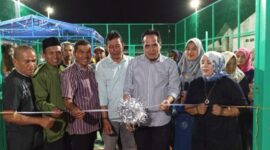 Anggota DPRD Kota Batam Arlon Veristo potong pita saat peresmian fasilitas umum beberapa waktu lalu. Foto:Dok/matapedia6