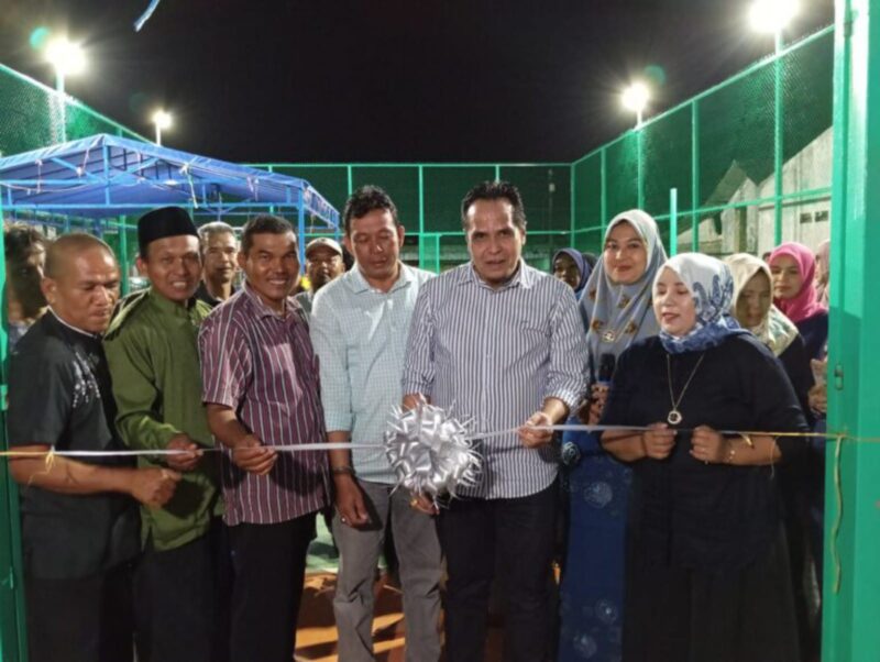 Anggota DPRD Kota Batam Arlon Veristo potong pita saat peresmian fasilitas umum beberapa waktu lalu. Foto:Dok/matapedia6