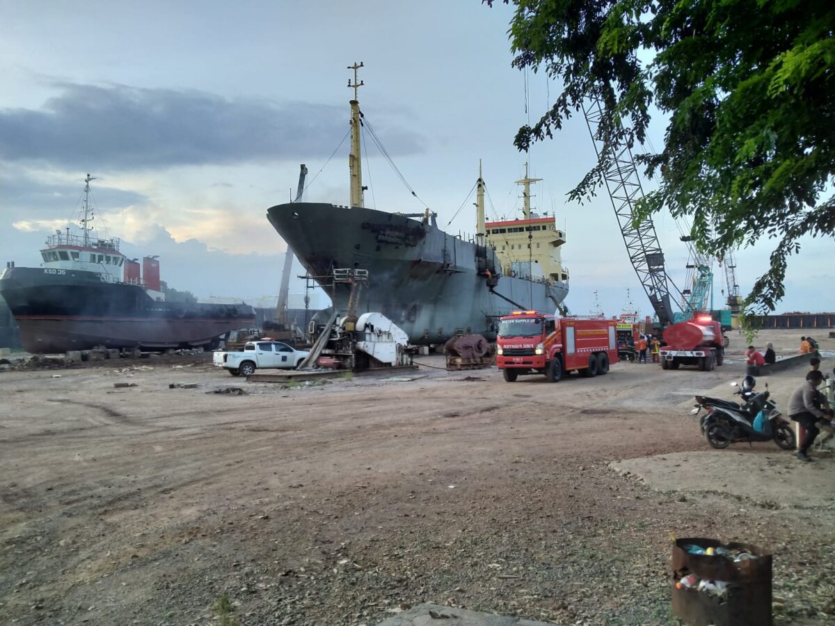 Mobil pemadam tengah menjinakkan si jago merah, Senin (19/2/2024). Foto:Ramadan/matapedia6