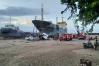 Mobil pemadam tengah menjinakkan si jago merah, Senin (19/2/2024). Foto:Ramadan/matapedia6