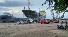 Mobil pemadam tengah menjinakkan si jago merah, Senin (19/2/2024). Foto:Ramadan/matapedia6