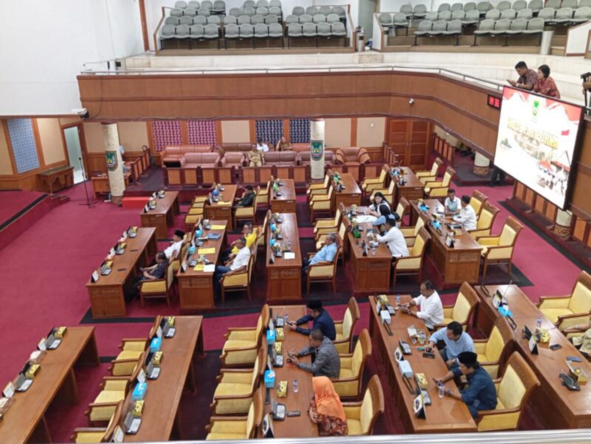Anggota Dewan perwakilan Rakyat Daerah (DPRD) Kota Batam saat mengikuti Rapat Paripurna Penetapan Pokir Tahun 2025, di ruang rapat Utama DPRD Kota Batam, Senin (19/2/2024). Matapedia6.com/ luci