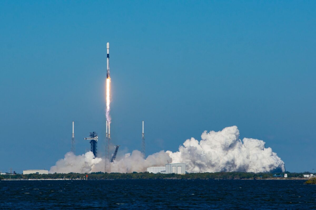 Roket Falcon 9 yang meluncur dari Cape Canaveral Florida sebagai wahana yang mengantarkan Satelit Merah Putih 2 menuju orbit, Selasa (20/2) waktu setempat. (Dok. SpaceX)