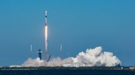  Roket Falcon 9 yang meluncur dari Cape Canaveral Florida sebagai wahana yang mengantarkan Satelit Merah Putih 2 menuju orbit, Selasa (20/2) waktu setempat. (Dok. SpaceX)