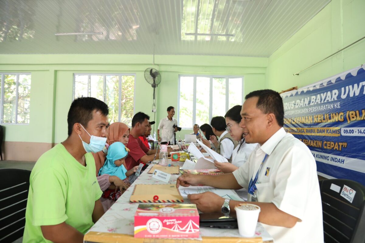 Warga tengah membayar UWT. Foto:Dok/Humas BP Batam