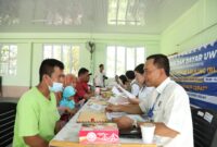 Warga tengah membayar UWT. Foto:Dok/Humas BP Batam