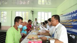 Warga tengah membayar UWT. Foto:Dok/Humas BP Batam