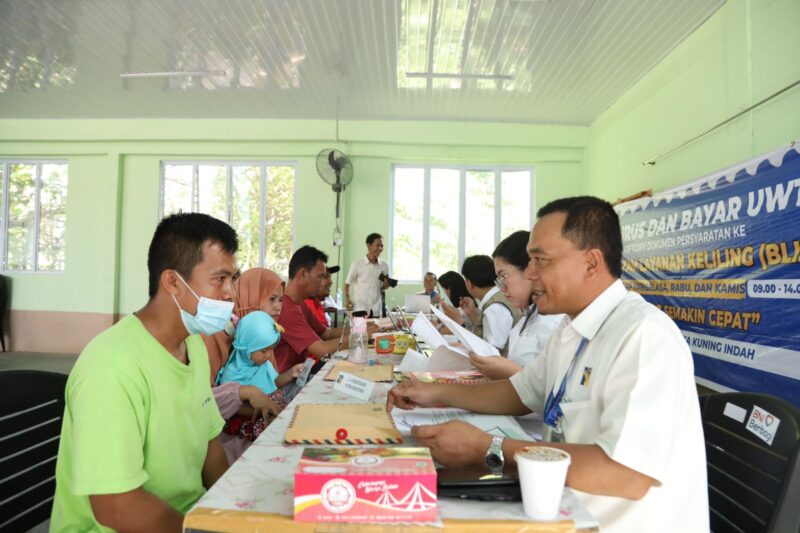 Warga tengah membayar UWT. Foto:Dok/Humas BP Batam