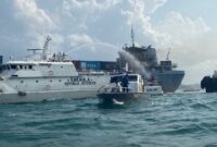 Bakamla RI evakuasi korban kebakaran kapal kargo di Batam, Rabu (21/2/2024). Foto:Dok/Humas Bakamla
