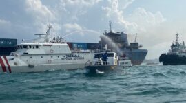 Bakamla RI evakuasi korban kebakaran kapal kargo di Batam, Rabu (21/2/2024). Foto:Dok/Humas Bakamla