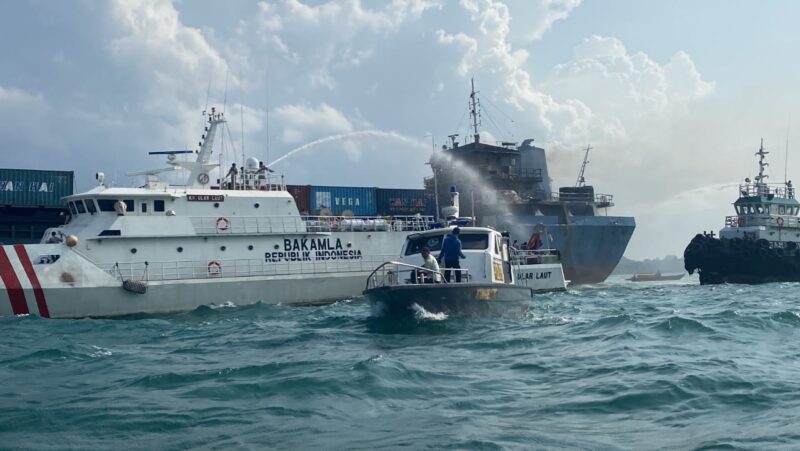 Bakamla RI evakuasi korban kebakaran kapal kargo di Batam, Rabu (21/2/2024). Foto:Dok/Humas Bakamla