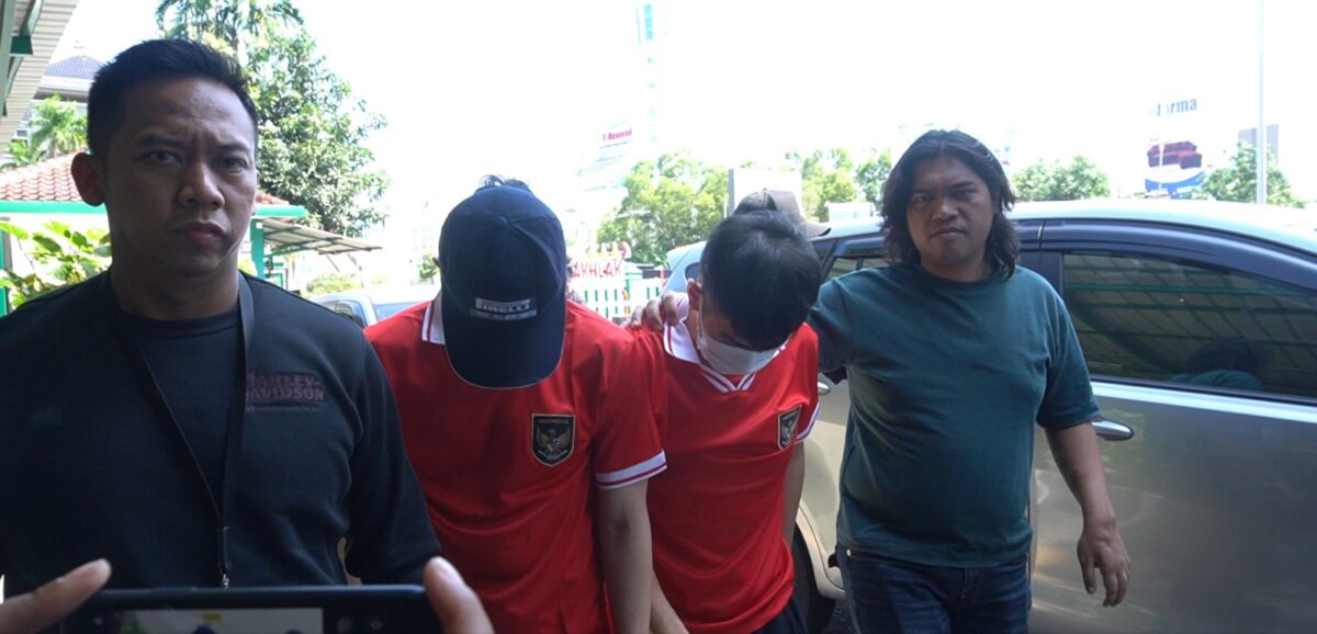 Tersangka saat diserahkan ke Kejaksaan Negeri Batam, Kamis (23/2/2024). Foto:Dok/Istimewa