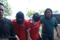 Tersangka saat diserahkan ke Kejaksaan Negeri Batam, Kamis (23/2/2024). Foto:Dok/Istimewa