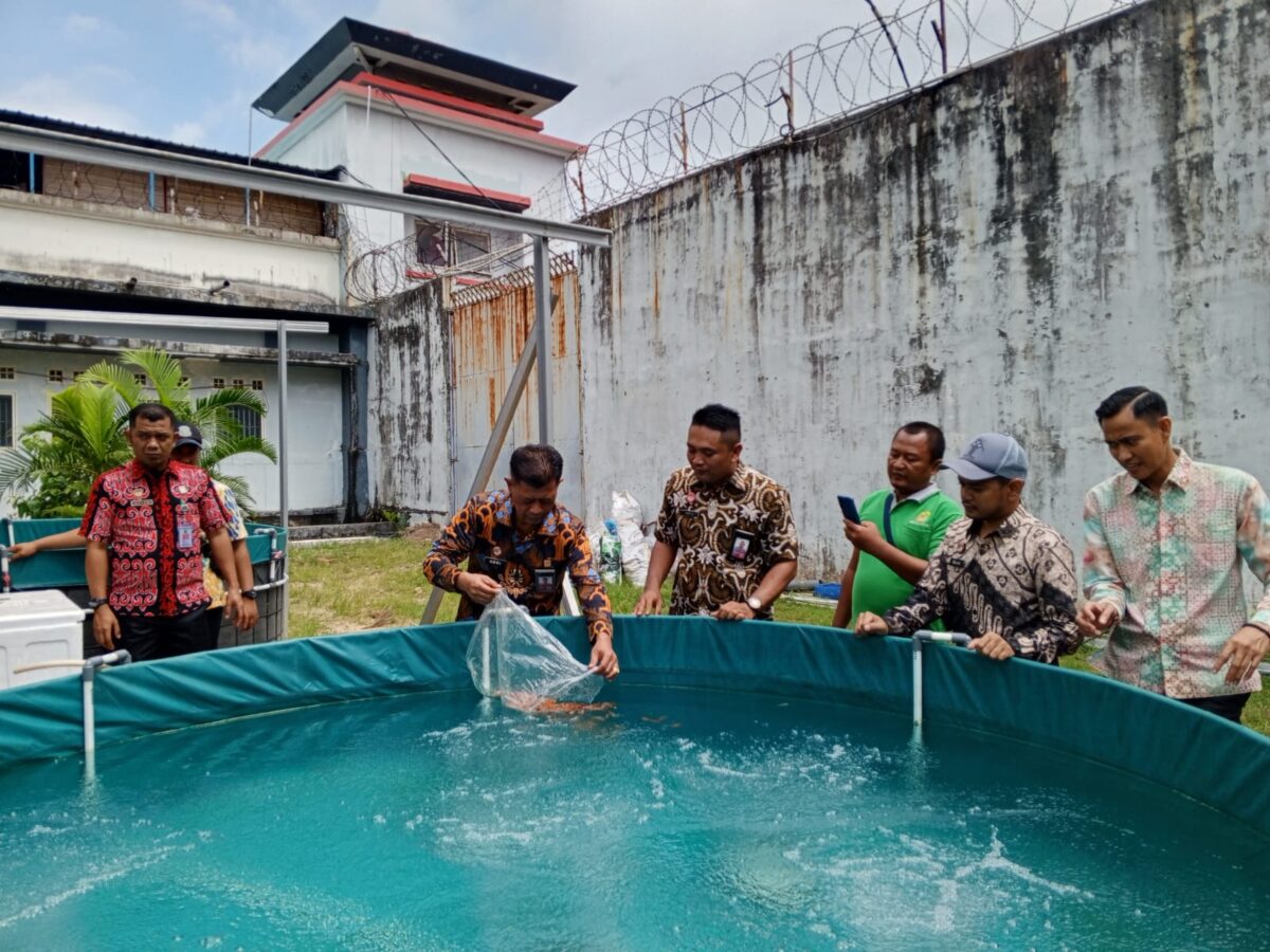 Kalapas Batam melepas ikan tawar pada Kamis (22/2/2023). Foto:Dok/Lapas Batam