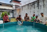 Kalapas Batam melepas ikan tawar pada Kamis (22/2/2023). Foto:Dok/Lapas Batam
