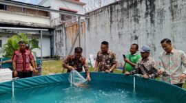 Kalapas Batam melepas ikan tawar pada Kamis (22/2/2023). Foto:Dok/Lapas Batam